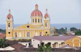 A Catedral e o Lago Nicarágua vistos do alto da torre da Igreja La Merced, em Granada, na Nicarágua
